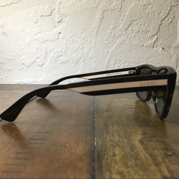 Gucci unisex sunglasses. - Picture 2 of 8
